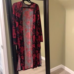 Torrid Black/Red Rose kimono! Goes to mid calf!